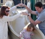 Alyson Hannigan et son mari Alexis Denisof jouent avec leur fille de deux ans, Satyana, à Los Angeles, le 25 novembre 2011.