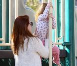 Alyson Hannigan et sa fille de deux ans, Satyana, à Los Angeles, le 25 novembre 2011.
