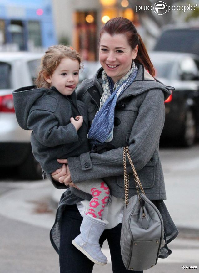 Alyson Hannigan et sa fille Satyana à Los Angeles, le 24 novembre 2011.