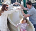 Alyson Hannigan, son mari Alexis Denisof et leur fille Satyana à Los Angeles, le 25 novembre 2011.