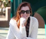 Alyson Hannigan, souriante lors d'une après midi en famille à Los Angeles, le 25 novembre 2011.