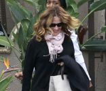 Souriante et décontractée, Julia Roberts est sortie dîner seule à Malibu, le 18 novembre 2011.