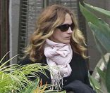 Julia Roberts sort d\'un restaurant dans lequel elle a dîné. A Malibu, le 18 novembre 2011.