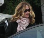 L\'actrice Julia Roberts remonte dans sa voiture après avoir dîné dans un restaurant à Malibu, le 18 novembre 2011.