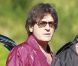 Charlie Sheen : En peignoir à bord d'une voiture très particulière, ça décoiffe
