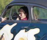 Charlie Sheen, novembre 2011 à Los Angeles, sur le tournage du film <em>A Glimpse Inside the Mind of Charlie Swann III</em>, à moitié nu sous son peignoir<br />