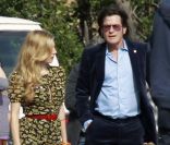 Charlie Sheen, le 14 novembre 2011 à Los Angeles, sur le tournage du film <em>A Glimpse Inside the Mind of Charlie Swann III</em>, avec la ravissante Katheryn Wimmick<br />