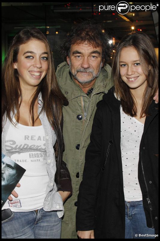 Olivier Marchal et ses filles Léa et Zoé lors de l'avant-première du film Les Lyonnais à Paris le 27 novembre 2011
