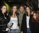 Olivier Marchal avec ses filles Léa et Zoé, et leurs copines, lors de l'avant-première du film Les Lyonnais à Paris le 27 novembre 2011