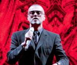 George Michael sur scène à Milan, le 11 novembre 2011.