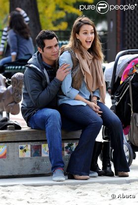 Jessica Alba radieuse en famille. Novembre 2011 à Los Angeles