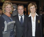 Jeane Manson, Fabien Lecoeuvre et Anne Richard lors de la soirée de charité au profit de l'association Soleil d'Enfance, au Fouquet's à Paris le 29 novembre 2011