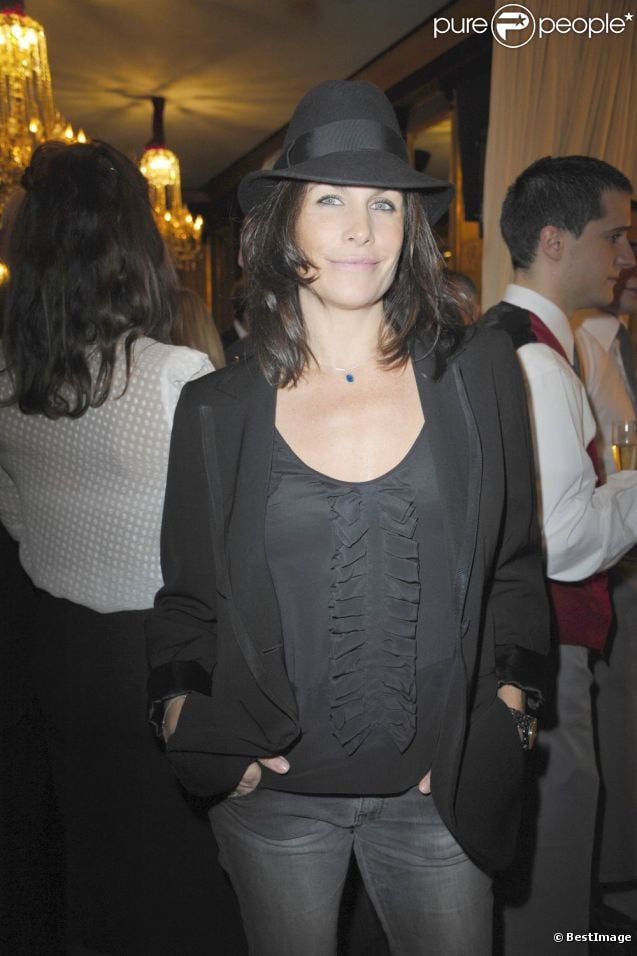 Astrid Veillon lors de la soirée de charité au profit de l'association Soleil d'Enfance, au Fouquet's à Paris le 29 novembre 2011