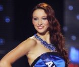 Delphine Wespiser, en robe de soirée, lors de l'élection de Miss France 2012, le samedi 3 décembre 2011.