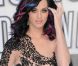 Katy Perry hésite. Le bleu, le rose, le noir plus naturel, un mélange audacieux pas vraiment glamour... 