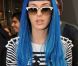 Katy Perry se lâche dan sa robe rayée et sa perruque bleue qui fait son effet dans les rues de Paris 
