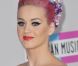 En mode Geisha du 21e siècle, Katy Perry ose la coiffure d'inspiration asiatique et la couleur très, très made in USA 