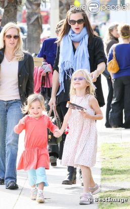 Jennifer Garner, enceinte : ses deux petites blondes Violet et Seraphina sont de plus en plus craquantes à Santa Monicale 4 décembre 2011