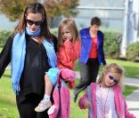 Jennifer Garner, enceinte, profite de ses filles Violet et Seraphina passent l\'après-midi dans un parc de Santa Monicale 4 décembre 2011<br />