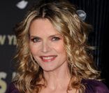 Michelle Pfeiffer parfaite lors de la première de Happy New Year à Los Angeles le 5 décembre 2011