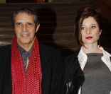 Julien Clerc et Hélène lors de la soirée annuelle de la FIDH, le 5 décembre 2011, au Théâtre National de Chaillot.