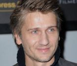 Stanislas Merhar lors de la première de l'Art d'aimer à Paris le 21 novembre 2011 