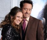 Robert Downey Jr. et sa femme Susan, à l\'avant-première de Sherlock Holmes 2, à Los Angeles le 6 décembre 2011.