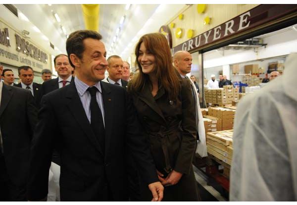 Carla et Nicolas Sarkozy vont au marché de bon matin...