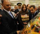 Carla et Nicolas Sarkozy vont au marché de bon matin...