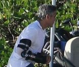 George Clooney, un peu handicapé, alors qu\'il continue son week-end de Thanksgiving avec sa petite amie Stacy Keibler au Mexique à la fin du mois de novembre 2011
