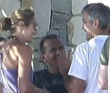 George Clooney et sa belle Stacy Keibler discutent avec leur ami A-Rod durant leur week-end de Thanksgiving au Mexique à la fin du mois de novembre 2011