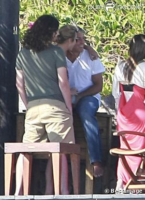 George Clooney semble plus heureux que jamais aux côtés de sa belle Stacy Keibler lors de leur week-end de Thanksgiving au Mexique à la fin du mois de novembre 2011