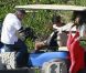 George Clooney, un peu handicapé, alors qu'il continue son week-end de Thanksgiving avec sa petite amie Stacy Keibler au Mexique à la fin du mois de novembre 2011