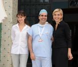 Marie Gillain visite le service ophtalmologique d\'un hôpital de Marrakech, en marge du festival international du film. Mélita Toscan du Plantier est à ses côtés. Le 8 décembre 2011