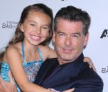 Pierce Brosnan et la jeune Caitlin Carmichael à Los Angeles, le 8 décembre 2011.