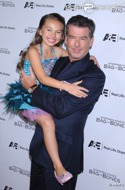 Pierce Brosnan et la jeune Caitlin Carmichael à Los Angeles, le 8 décembre 2011.