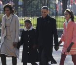 Le président Barack Obama, Michelle Obama et leurs deux filles Malia et Sasha à Washington, le 11 décembre 2011.