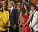 La famille Obama, entourée de (de g. à d.) Conan O'brien, Jennifer Hudson, Victoria Justice et Justin Bieber, entonnent un dernier chant de Noël après le gala Christmas in Washington. Le 11 décembre 2011.