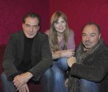 Isabelle Carré et Samuel Labarthe posent avec le metteur en scène Christophe Lidon, pour la conférence de presse de la pièce Pensées Secrètes, jouée au Théâtre Montparnasse dès le 19 janvier 2011.