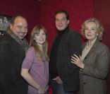 Isabelle Carré et Samuel Labarthe posent avec le metteur en scène Christophe Lidon et Myriam Feune de Colombi, pour la conférence de presse de la pièce Pensées Secrètes, jouée au Théâtre Montparnasse dès le 19 janvier 2011.