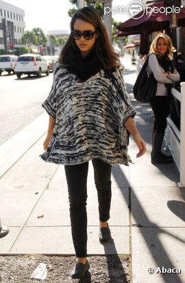 Jessica Alba à Beverly Hills le 10 décembre 2011