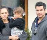 Jessica Alba en famille dans les rues de L.A. Décembre 2011