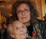 Mireille Dumas reçoit, des mains de Frédéric Mitterrand, les insignes de chevalier de la Légion d'honneur. à Paris, le 12 décembre 2011.