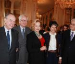 Sylvie Vartan, entourée de Frédéric Mitterrand et Valérie-Anne Giscard d'Estain, est honorée par la République, au ministère de la Culture, le 14 décembre 2011.
