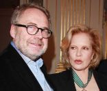 Sylvie Vartan honorée par la République, au ministère de la Culture, le 14 décembre 2011. Avec l'attaché de presse Domnique Segall. 