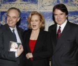 Sylvie Vartan entourée de Frédéric Mitterrand et de son mari Tony Scotti, à  Paris le 14 décembre 2011.
