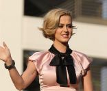 Katy Perry : Une sublime businesswoman en démonstration