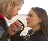 Natalie Portman et Chris Hemsworth dans Thor.