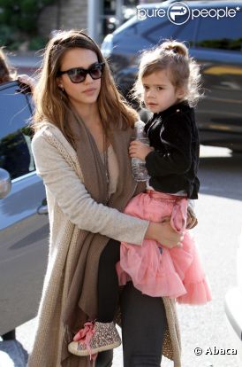 Jessica Alba accompagne sa petite Honor à une fête, le vendredi 16 décembre 2011.