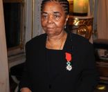 Cesaria Evora, chanteuse cap-verdienne, lors de sa remise de la légion d'honneur en 2009 à Paris.